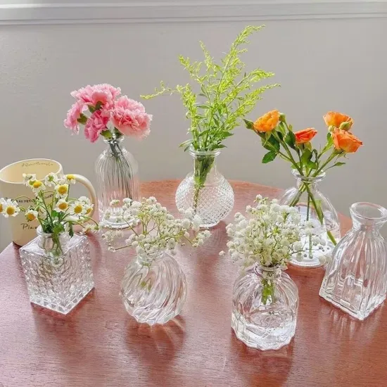 Piccoli vasi in vetro trasparenti e carini, mini decorazioni vintage per la casa, per la tavola, per matrimoni rustici